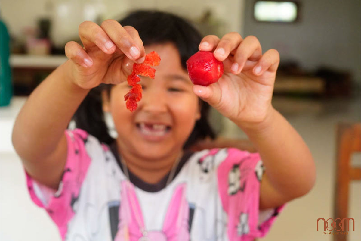 Tada mỏng như tờ luôn, các bé lớn chút có thể tự làm cùng người lớn (nếu đã quen thao tác cầm dao)